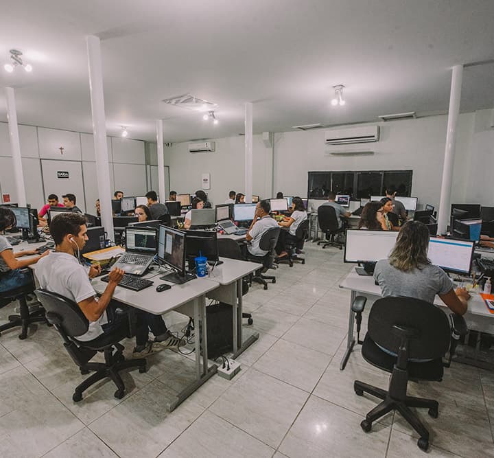 Imagem do escritório da Engeselt; pessoas trabalhando em frente a computadores