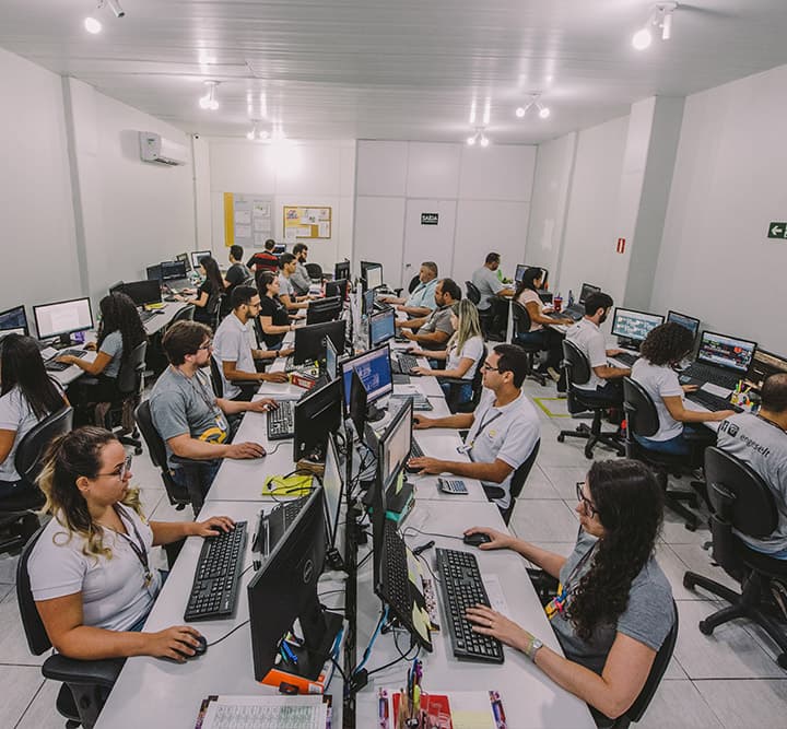 Funcionários da Engeselt em seu expediente de trabalho